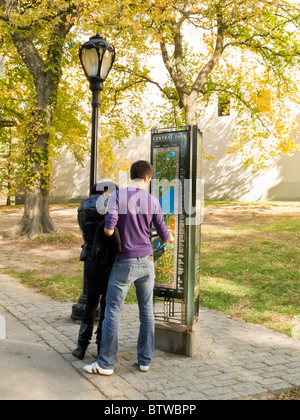 Turista giovane Lettura mappa, al Central Park di New York Foto Stock