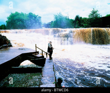 La pesca al salmone, Ballisodare River, Co Sligo, Irlanda Foto Stock