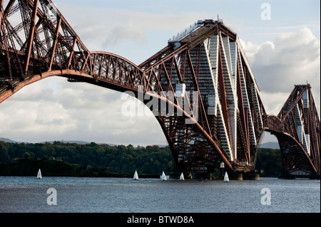 Il Ponte di Forth Rail aperto nel 1890 attraversa il Firth of Forth tra North e South Queensferry a ovest di Edimburgo in Foto Stock