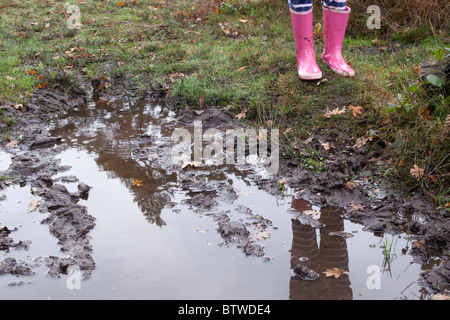 Bambini che giocano nella pozza Foto Stock