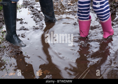 Bambini che giocano nella pozza Foto Stock