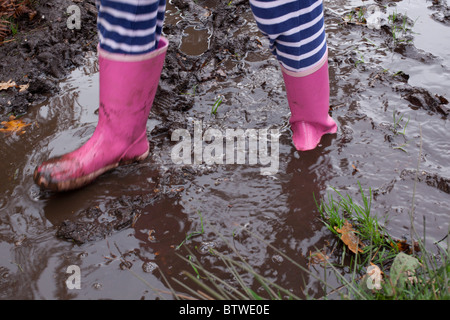 Bambini che giocano nella pozza Foto Stock