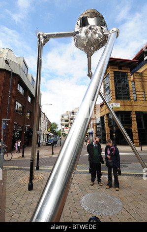 Woking commemora scrittore H G Wells con una statua di un marziano lotta contro la macchina nel centro della città. Foto Stock