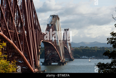 Il Ponte di Forth Rail aperto nel 1890 attraversa il Firth of Forth tra North e South Queensferry a ovest di Edimburgo in Foto Stock