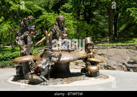 Alice nel Paese delle Meraviglie statua a metà del quadrante di parcheggio nel parco centrale Foto Stock