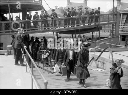 Foto d'epoca circa 1907 di immigrati lo sbarco da una nave a Ellis Island in New York. Foto Stock