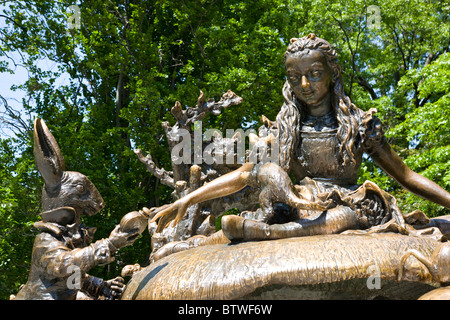 Alice nel Paese delle Meraviglie statua a metà del quadrante di parcheggio nel parco centrale Foto Stock