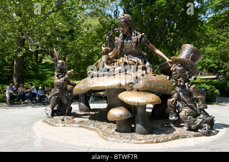 Alice nel Paese delle Meraviglie statua a metà del quadrante di parcheggio nel parco centrale Foto Stock