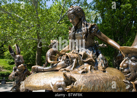 Alice nel Paese delle Meraviglie statua a metà del quadrante di parcheggio nel parco centrale Foto Stock