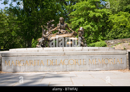 Alice nel Paese delle Meraviglie statua a metà del quadrante di parcheggio nel parco centrale Foto Stock