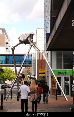 Woking commemora scrittore H G Wells con una statua di un marziano lotta contro la macchina nel centro della città. Foto Stock