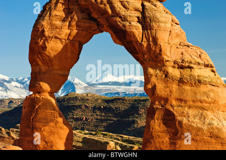 Coperta di neve La Sal Mountains visto attraverso Delicate Arch nel Parco Nazionale Arches, Moab, Utah. Foto Stock