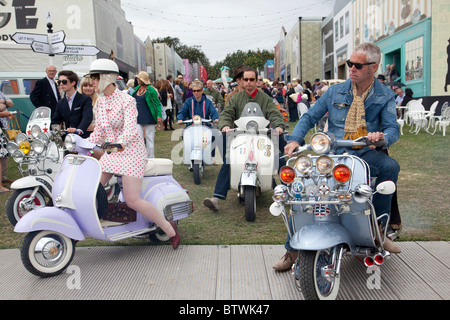 Mods su scooter al Vintage at Goodwood Festival, Inghilterra, Regno Unito. Foto:Jeff Gilbert Foto Stock