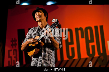 JAKE SHIMABURUKO suona la chitarra e canta sul palco del giardino - 2010 MONTEREY JAZZ FESTIVAL, CALIFORNIA Foto Stock