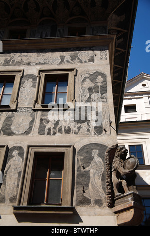 Affreschi in un tradizionale palazzo in Stare Mesto (Città Vecchia), Praga, CZ Foto Stock