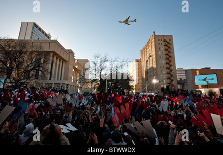 Piano di Trasporto ex Pres. George W Bush e la moglie Laura vola oltre 20.000 ben wishers in Midland TX il giorno Bush ufficio di sinistra Foto Stock