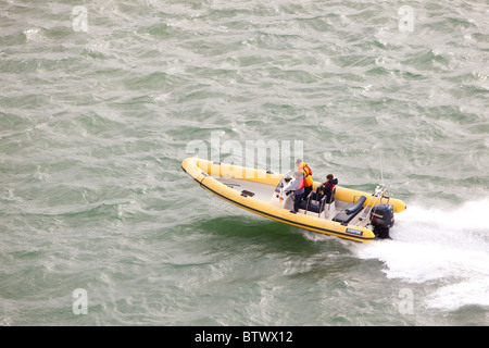 Dotato barca rigida gonfiabile. lancio veloce acque di Southampton Regno Unito Foto Stock
