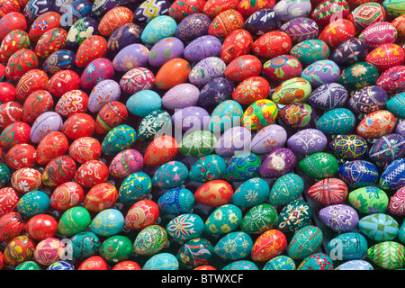 Colorati dipinti a mano le uova di pasqua Foto Stock