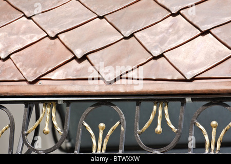 Il tetto coperto con lastre di rame e decorate con griglia forgiato (l'Kiev-Pecherskaya Lavra monastero, Kiev, Ucraina) Foto Stock