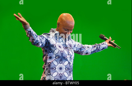 ANGELIQUE KIDJO canta su Jimmy Lyons tappa - 2010 MONTEREY JAZZ FESTIVAL, CALIFORNIA Foto Stock