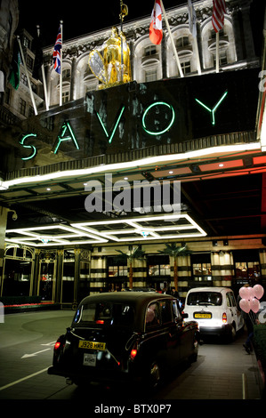 Il recentemente rinnovato Hotel Savoy, Londra, The Strand. Foto Stock