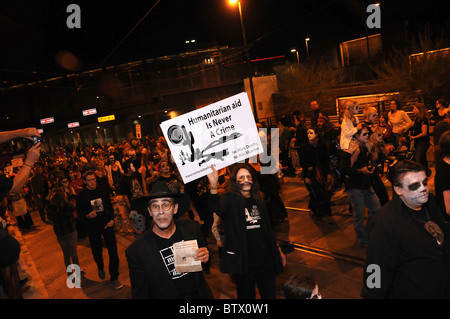 I partecipanti di tutte le anime processione in Tucson, Arizona, USA, in onore di coloro che sono morti che attraversano la frontiera dal Messico. Foto Stock