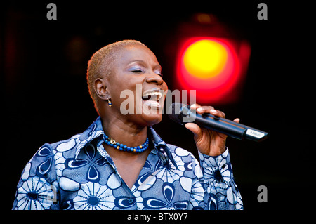 ANGELIQUE KIDJO canta su Jimmy Lyons tappa - 2010 MONTEREY JAZZ FESTIVAL, CALIFORNIA Foto Stock