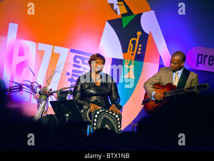 DIANNE REEVES canta in Dizzys Den - 2010 MONTEREY JAZZ FESTIVAL, CALIFORNIA Foto Stock