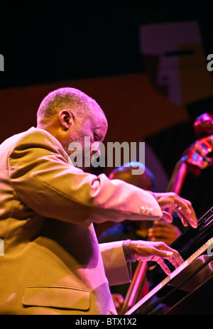 AHMAD JAMAL suona il pianoforte con la sua band sul Jimy Lione tappa - 2010 MONTEREY JAZZ FESTIVAL, CALIFORNIA Foto Stock