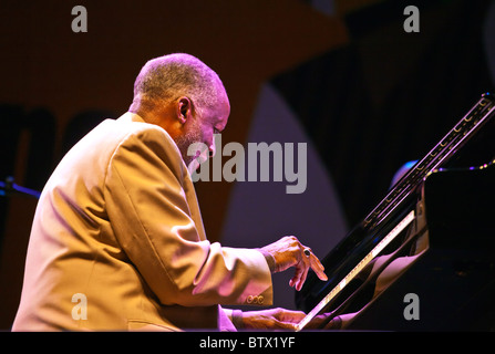 AHMAD JAMAL suona il pianoforte con la sua band sul Jimy Lione tappa - 2010 MONTEREY JAZZ FESTIVAL, CALIFORNIA Foto Stock