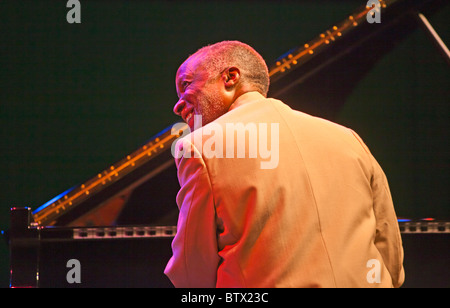 AHMAD JAMAL suona il pianoforte con la sua band sul Jimy Lione tappa - 2010 MONTEREY JAZZ FESTIVAL, CALIFORNIA Foto Stock