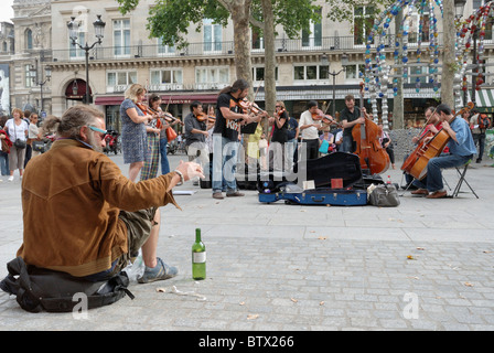 Classique Metropolitian i musicisti si esibiscono in Place Colette, una piazza di rue Saint-Honoré e Avenue de l'Opéra, Parigi Francia Foto Stock