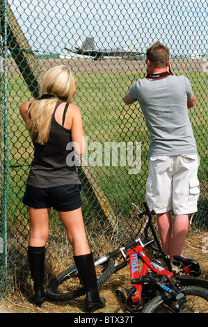Appassionati di aerei a fotografare un US Air Force F-22 Raptor in rullaggio a RAF Fairford Foto Stock