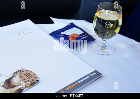 Servizio di bevande per iniziare il catering in Business Class Lufthansa (a bordo), Germania DE Foto Stock