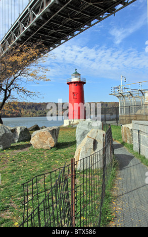 Il piccolo faro rosso sul fiume Hudson alla base della New York lato del George Washington Bridge Foto Stock