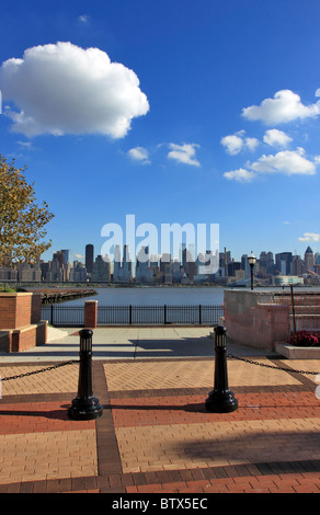 River Walk Plaza Port Imperial New Jersey attraverso il Fiume Hudson forma mid-town Manhattan Foto Stock