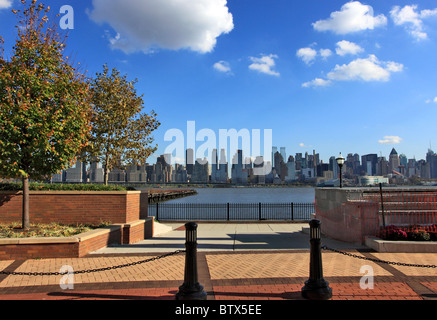 River Walk Plaza Port Imperial New Jersey attraverso il Fiume Hudson forma mid-town Manhattan Foto Stock