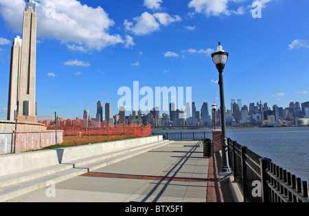 River Walk Plaza Port Imperial New Jersey attraverso il Fiume Hudson forma mid-town Manhattan Foto Stock