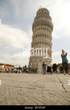 I turisti in "Piazza del Miracoli vicino a Pisa la torre pendente, Italia Foto Stock