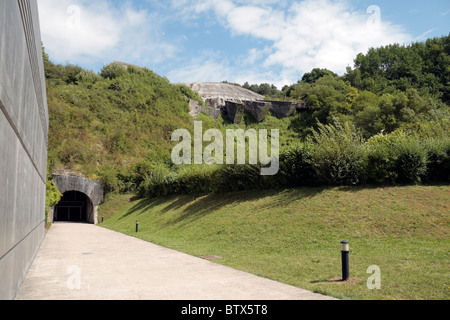 Vista dell'ingresso (ferrovia) tunnel & enorme cupola in calcestruzzo cupola sopra la Wizernes V2 sito, Wizernes, vicino a St Omer, Francia. Foto Stock
