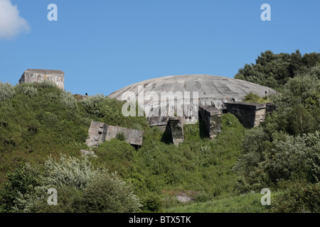 Vista l'enorme cupola in calcestruzzo cupola sopra la Wizernes V2 sito ora il La Coupole Museum, Wizernes, vicino a St Omer, Francia. Foto Stock