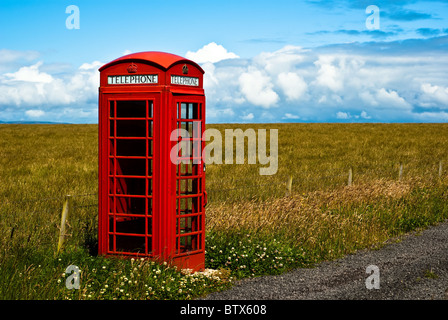 Telefono rosso stand alone permanente nel paesaggio Foto Stock