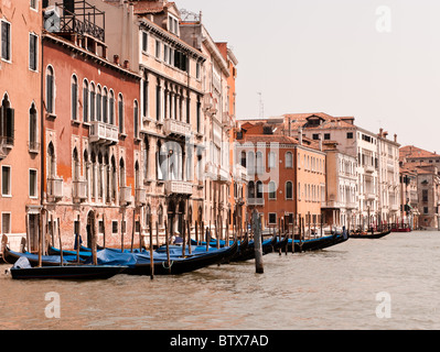 Gondole sul Canal Grande a Venezia. In stile vintage immagine. Foto Stock