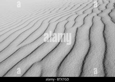 Onde di sabbia astratto nel Deserto Bianco e Nero texture di sfondo Foto Stock