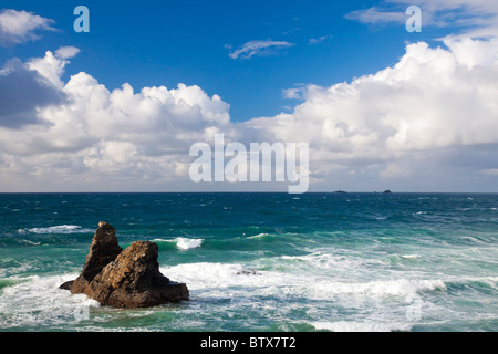 Mare mosso a Porthcothan Cornwall Inghilterra REGNO UNITO Foto Stock