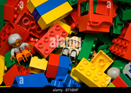 Vivacemente colorato per bambini mattoni di edificio. Foto Stock