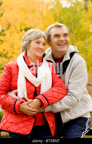 Foto di coppia senior trascorrere il tempo libero nella foresta di autunno Foto Stock