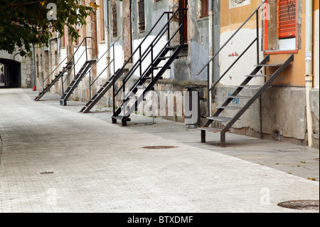 Le misure di difesa contro le inondazioni nella forma di portali sollevata e le scale di accesso a queste case, lungo le rive del fiume Nervion, Bilbao. Foto Stock