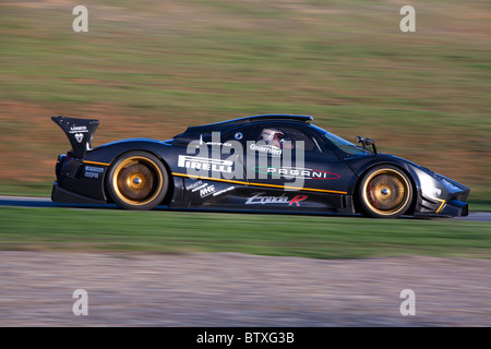 Pagani Zonda R, Guarnieri, auto sportiva, Via giorno alla Ascari Resort, Spagna, 06/11/2010. Motion blur, il panning. Foto Stock