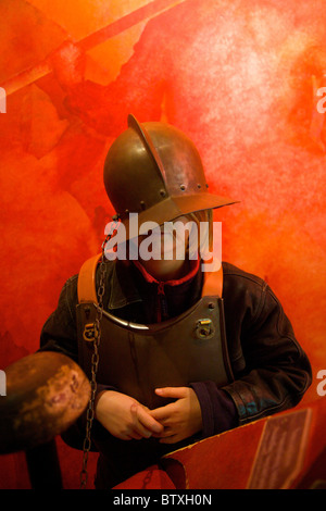 Un giovane bambino cercando su replica Tudor corazza a Mary Rose nel museo storico di Portsmouth Darsene Foto Stock